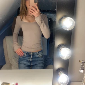 Superfin långärmad - En beige u ringad tröja som sitter tight  Har inga defekter💗  skriv privat för fler frågor 