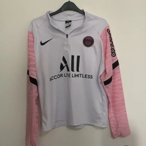 Psg tröja - Nyskick psg tröja, i storlek M men passar S och Xs. Skriv t mig för mer information