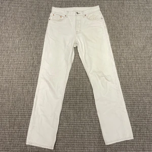 Zara jeans  - Hej, säljer nu dessa super snygga zara jeans för bra pris. Inga defekter  Storlek 38 passar W29 L32