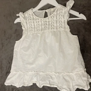 Blus  - Fin blus från H&M  Inga tecken på användning  ! Strycks innan postning!  