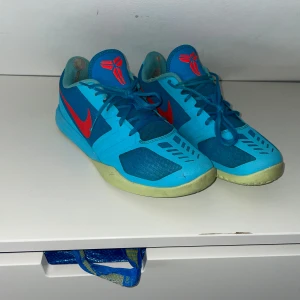 Kobe mentality 2 clear water - Tja säljer mina Kobes för dom kommer inte till användning och jag behöver pengar  Skick 8/10  Greppet är nog ett av dom bästa man kan köpa just nu  Ny pris 4000kr Mitt pris 1200kr