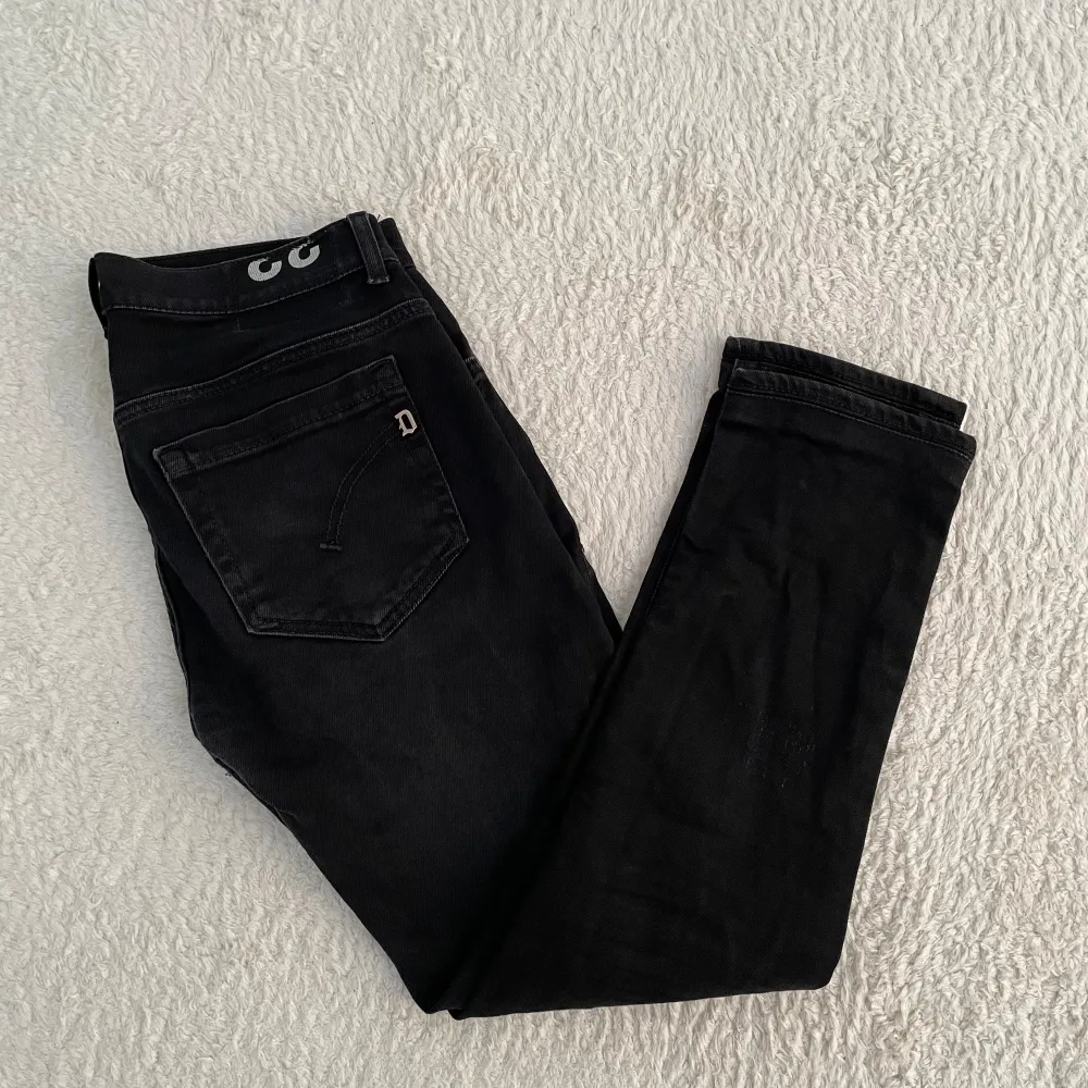 Säljder dess fetta dondup jeans i storlek 33 för 700kr, jeansen är i 8/10 i skick inga hål ele liknande!. Jeans & Byxor.