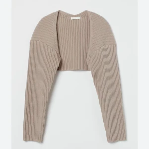 Bolero H&M - Beige ribbstickad bolero från H&M. I fint skick - avnopprad osv. Andra bilden är min. Nypris: 149kr. Mitt pris: 50 kr.