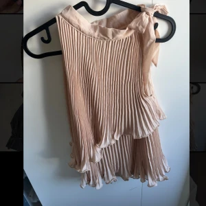 Topp - Supergullig topp med knyte i halsen och volanger