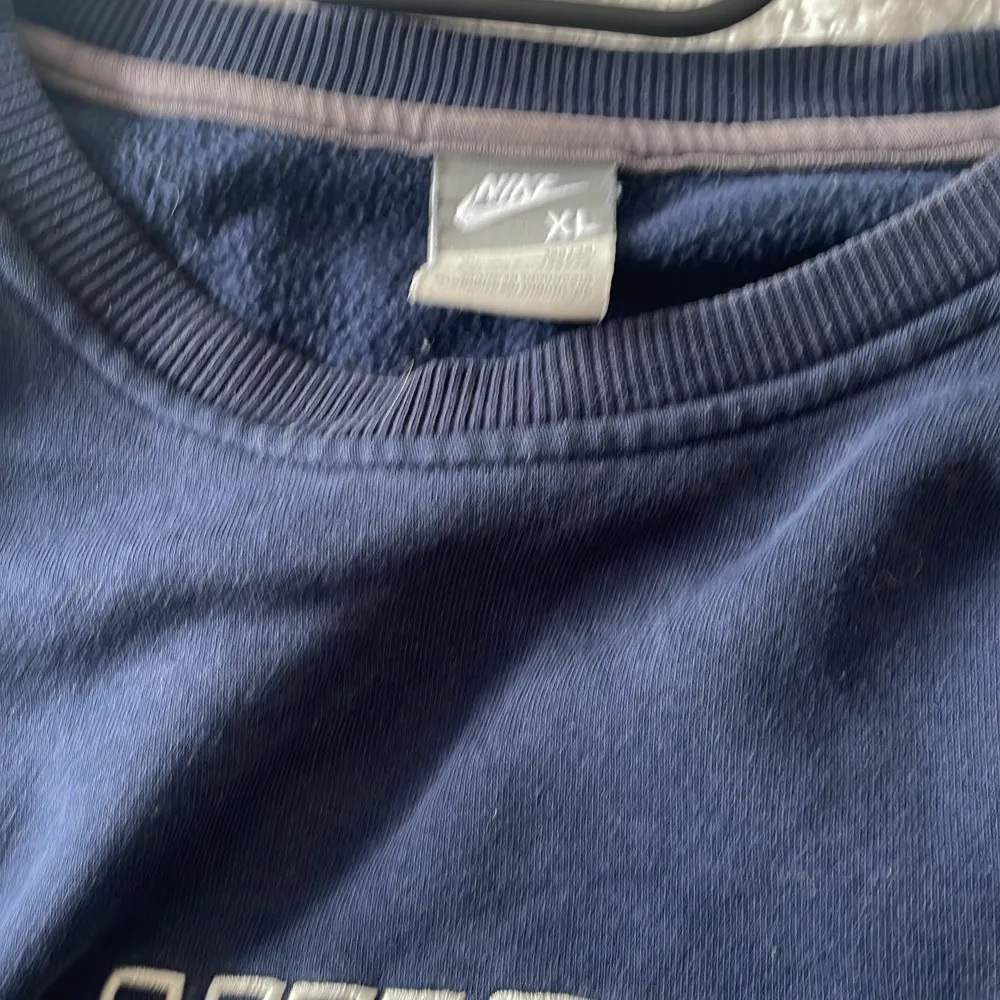 säljer nu min vintage nike tröja🥰 tröjan är i bra skick. Hoodies.