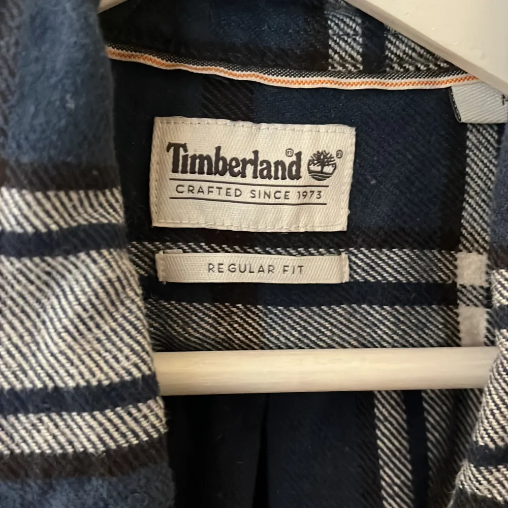 En bekväm och stilren blå och vit rutig skjorta från Timberland. Skjortan har en klassisk krage, knappar framtill och en bröstficka. Den är i regular fit och passar perfekt för både vardag och fritid.. Skjortor.