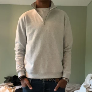 Half zip Les Deux - Half zip från Les Deux storlek M. Aldrig använt och lappen är kvar, köpt för 1,2! Pris kan diskuteras 