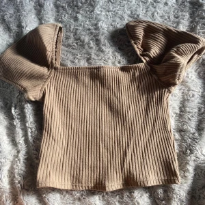 Blus - Säljer denna jätte söta fina begia topp, säljer för att jag tycker den börjar bli lite liten för mig🌟💓