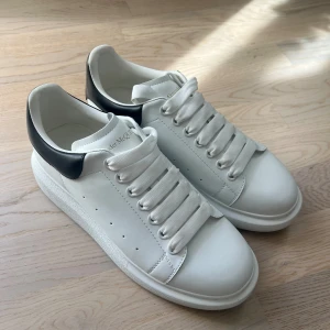 Alexander McQueen oversized sneakers - Alexander McQueen oversized sneakers  Strl 43  Ingen skolåda/kvitto medföljer
