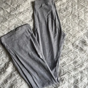 Tygbyxa Bootcut - Grå tygbyxa i stretchingt material som följer kroppen. Använd endast enstaka gång.