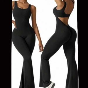 Jumpsuit - Svart jumpsuit i polyester material, strl S.  Öppen i ryggen. Aldrig använd.