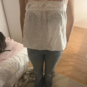 Other stories topp💕💕 - Sååå fin och eftertraktad topp från & Other stories❤️Jätte bra skick men liten defekt som inte märks alls,syns på bild 2! Köpare står för frakten