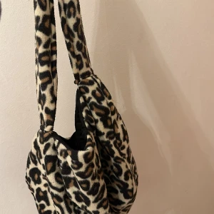  väska  - En skit snygg leopard tyg väska 