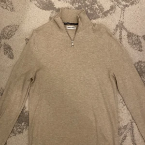 Half zip tröja  - En stilig Half Zip tröja från Jack & Jones. Helt bra skick har inte använt den så många gånger, kvaliteten och modellen är väldigt bra. Men dock är modellen på denna tröja tunn