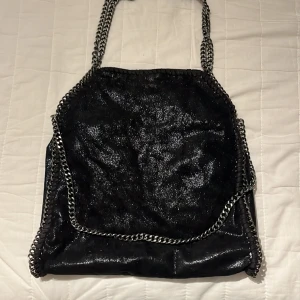 Stella McCartney liknande väska  - Stella McCartney liknande väska💗stor och rymlig. Kontakta gärna vid intresse!!