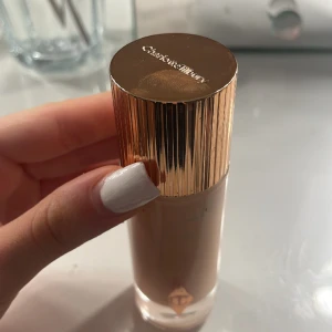 charlotte tilbury flawes filter  - färgen 2 fint ha under sminket ger så fint glow! inte så ancänd