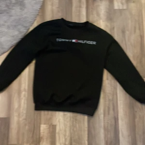 Tommy hilfigher tröja - En tjock tröja utan luva, vet inte riktigt storlek för jg har rivit av lappen, men passar mig som är 175cm bra