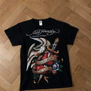 Säljer en fet ed hardy t-shirt. Made in USA. Den är XS men passar även S beroende på vilken passform man vill att den ska ha. Priset är diskuterbart. Kontakta gärna vid frågor.