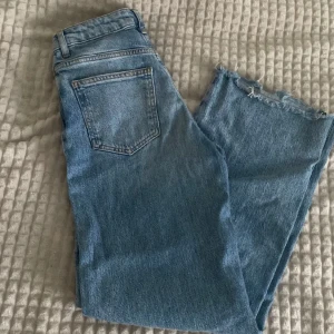 Jeans  - Storlek 152, knappt använda helt nyskick , 120 kr + frakt . Hör av er vid fler bilder eller frågor 🤗