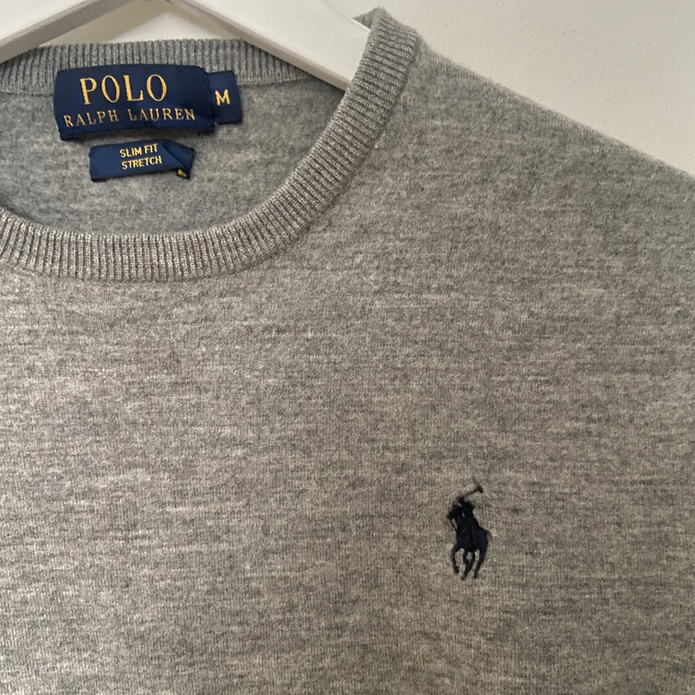 En Polo Ralph Lauren fin stickad tröja som är sparsamt använd. Storlek M men är mer som en S. Köpt för 2195kr. Hör av er vid fler frågor!   . Tröjor & Koftor.