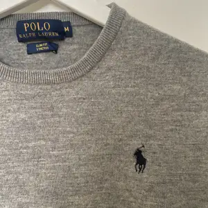 En Polo Ralph Lauren fin stickad tröja som är sparsamt använd. Storlek M men är mer som en S. Köpt för 2195kr. Hör av er vid fler frågor!   