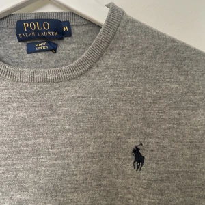 Polo Ralph Lauren stickad tröja - En Polo Ralph Lauren fin stickad tröja som är sparsamt använd. Storlek M men passar en med S. Köpt för 2195kr. Hör av er vid fler frågor!   
