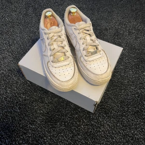 Nike air force 1 - 🟦 Säljer ett par air force 1 LE köpta för 1100 på NIKE. Använda men i okej skick 6/10 då det finns några skavanker. Priset är inte hugget i sten. Hör av er för frågor eller fler bilder. 🟦