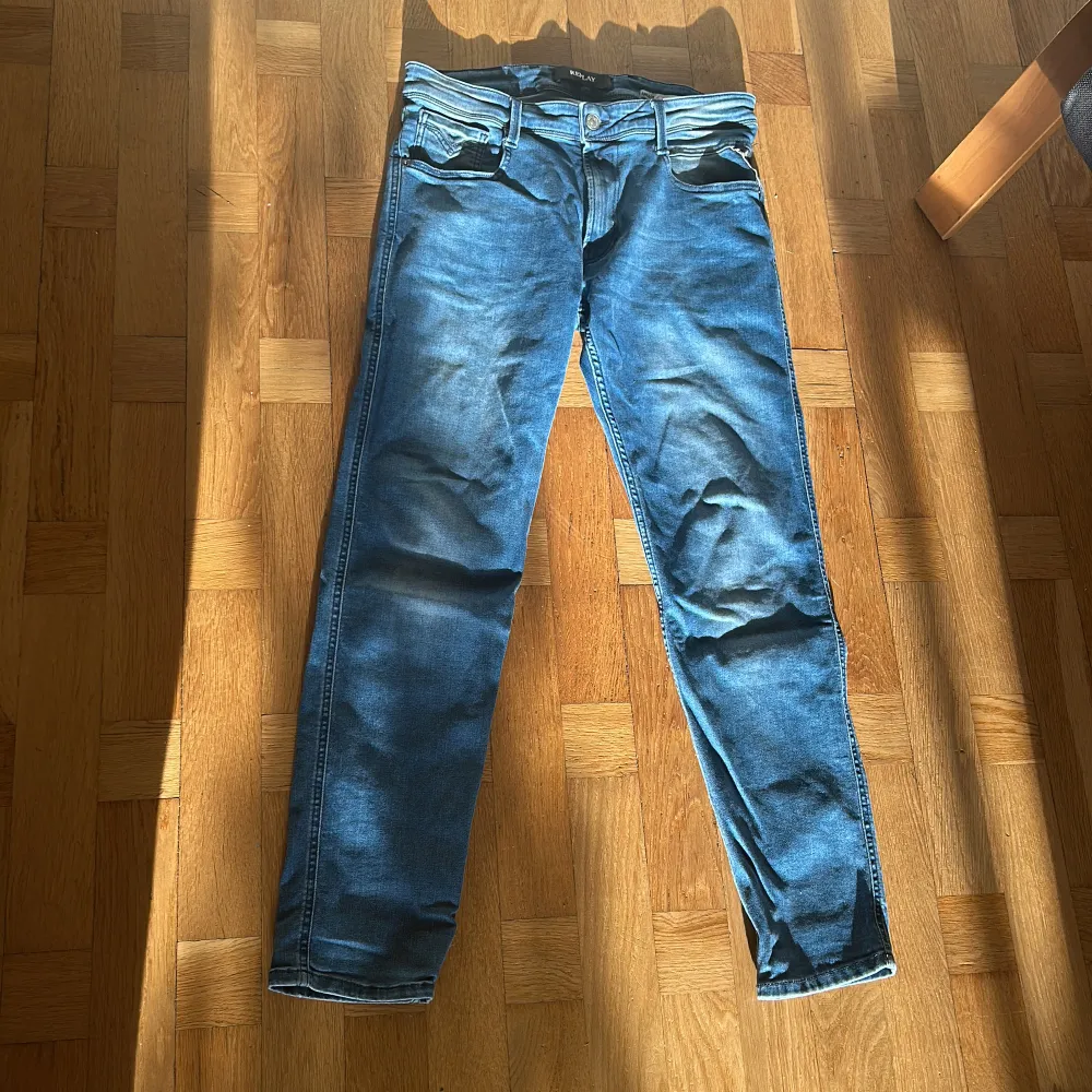 Säljer dessa helt nya oanvända replay ANBASS jeansen 💙anledning för sållning att de är för små. Köptes för 1400! Somsagt helt oanvända och kan diskutera pris privat 💙. Jeans & Byxor.