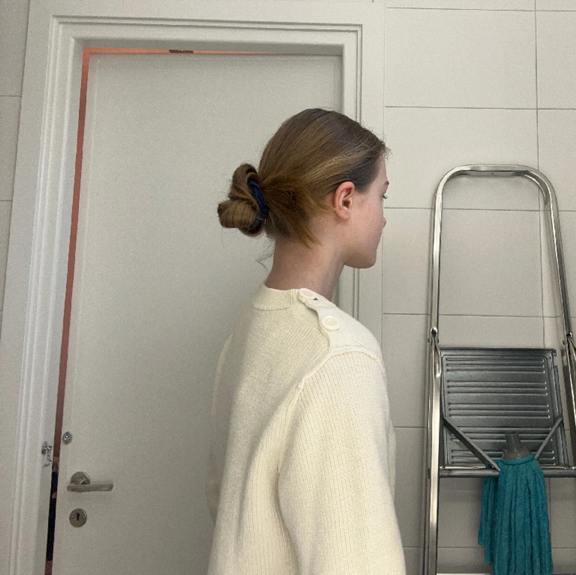 Krämvit tjocktröja med knappar på ena axeln från Filippa K  - 90