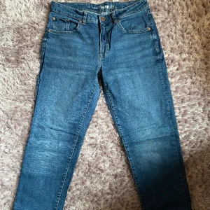Jeans - Mörkblå jeans från Kappahl i modell lauren. Storlek 42 och i jätte fint skick. 