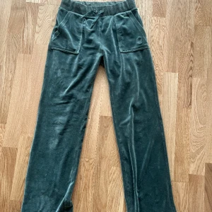 Juicy Couture Byxor - Hej jag säljer mina gröna juicy byxor då de inte används mer! De saknar båda metalldelarna på snörena men detta är inget som märks när man använder de! Säljer de för 900 och de är köpta för 1200!