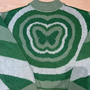 Grön sweatshirt fjärils mönster  - Mycket bra skick