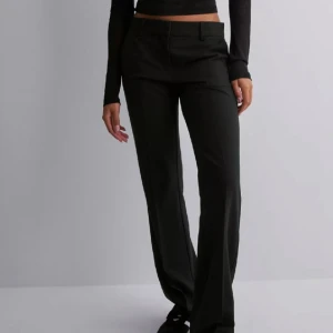 Nelly kostymbyxor  - Kostymbyxor från Nelly som är köpa här på plick men var lite för stora. Kvaliten är super. Har inte hunnit använda de alls. Skriv för fler bilder 💕💕skriv innan ni klickar på köp nu