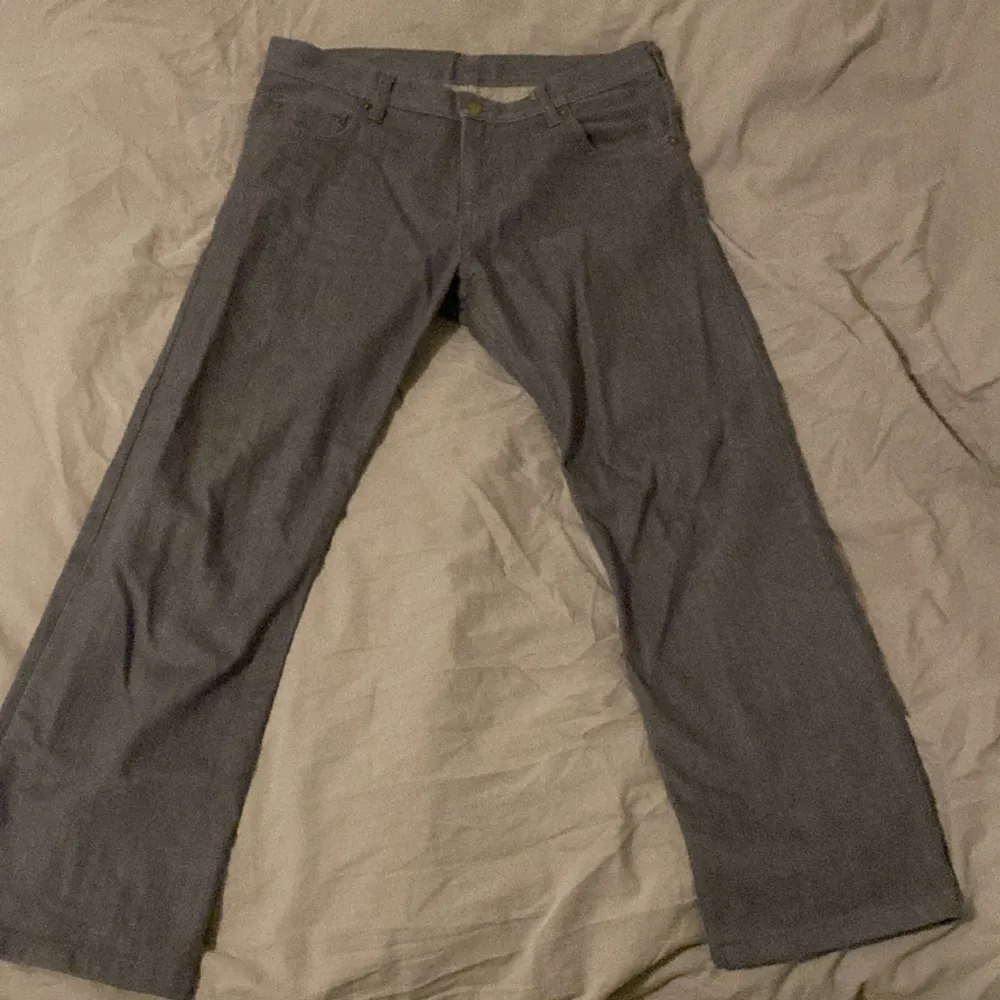 Fina grå Carhartt jeans. Dock för korta för mig. Använt 1 gång . Jeans & Byxor.