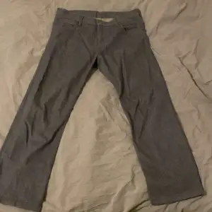 Fina grå Carhartt jeans. Dock för korta för mig. Använt 1 gång 