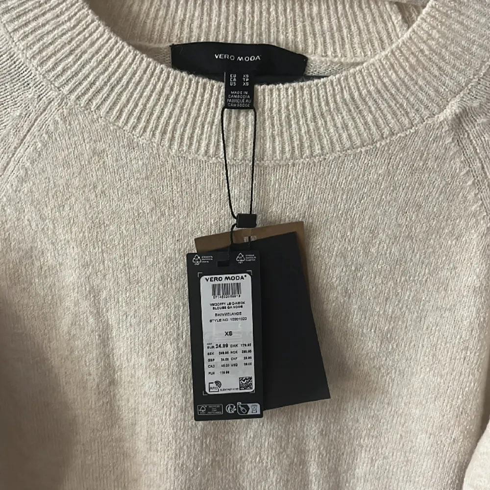 En helt ny stickad tröja från vero moda med etiketten kvar💗 säljer pågrund av att jag har en till nästan precis likadan💗. Tröjor & Koftor.