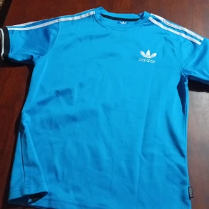 Adidas tröja - Ny Blå adidaströja I bra skick Tar 100kr Kund betalar frakt
