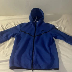 Blå Nike tech fleece  - Blå Nike tech, använt cirka 1 år men har tröttnat på den. Drf jag valda att sälja den