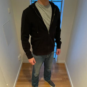 Svart hoodie - Svart hoodie från HM. Mycket bra skick! Nypris ca 350
