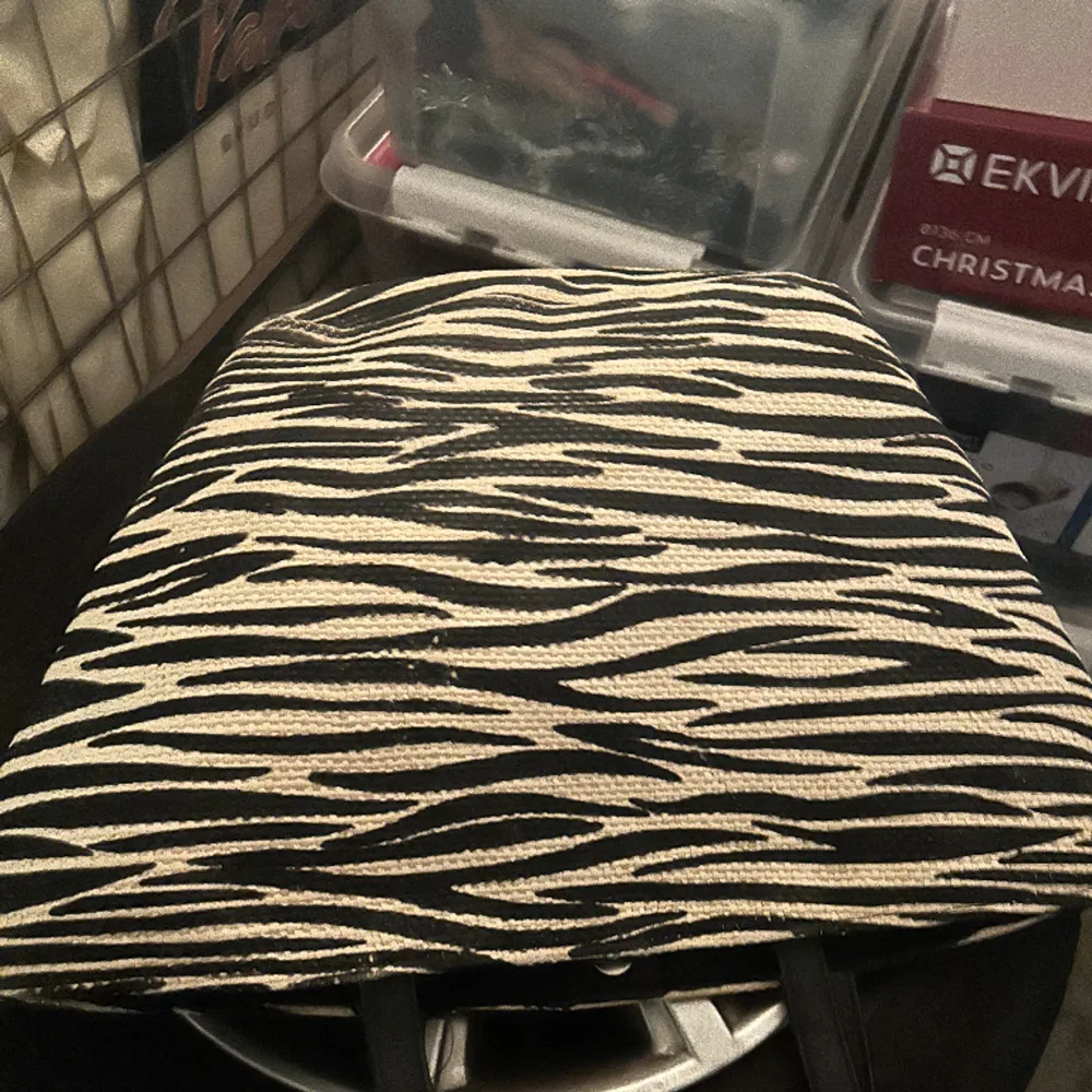 En fin strand väska i zebra print . Väskor.