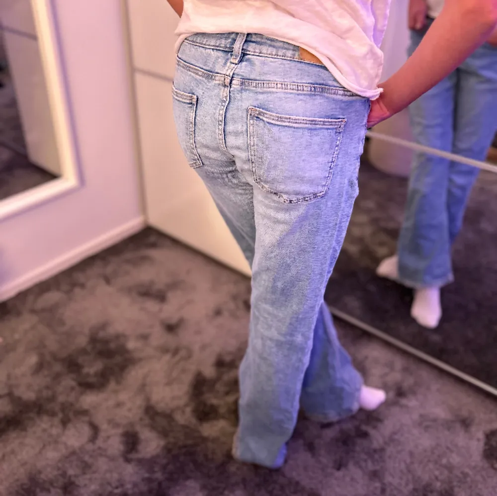 Väldigt snygga ljusblåa lågmidjade och bootcut jeans! Som jag säljer pågrund av att dem snart är för små för mig. . Jeans & Byxor.