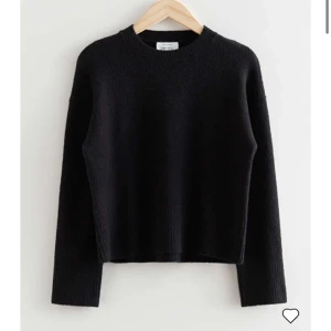 Other stories tröja  - Säljer nu min Other stories tröja som är i ny skick och är inte nopprig den är andvönd få tal gånger💗