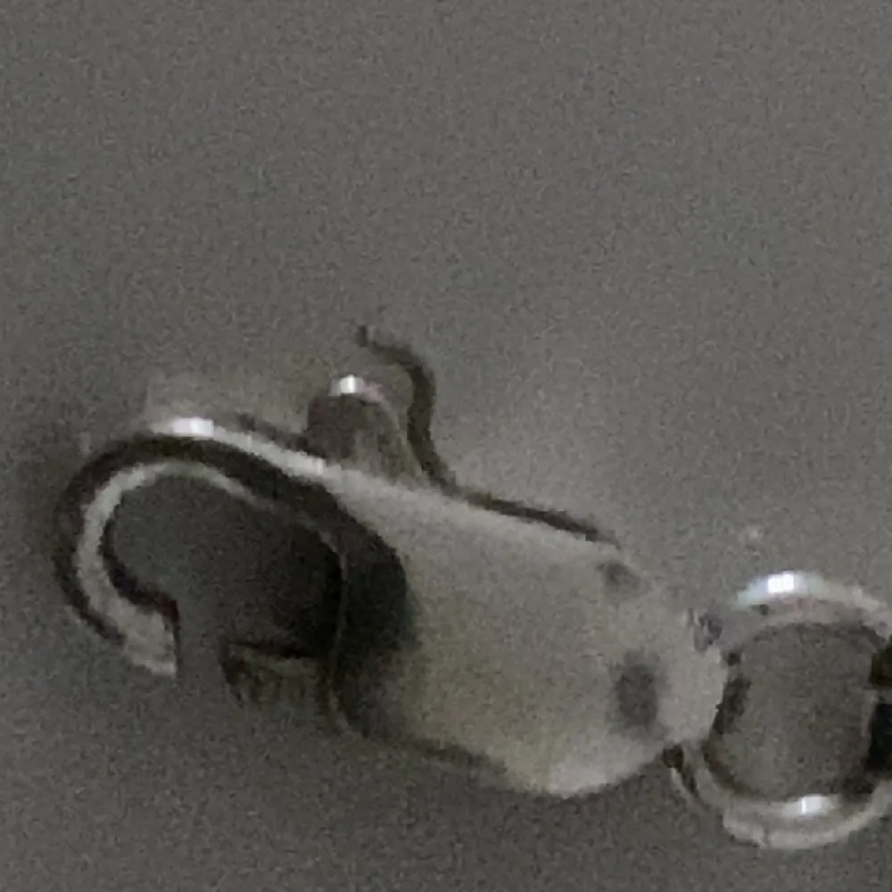 Armband silver 92.5    Är 20 cm lång väger ca 5 gram är inte säker  Är sönder får man sänger den kan lagas  ( pris kan diskuteras ) . Accessoarer.