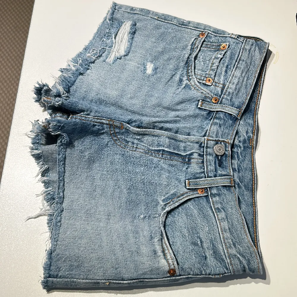 Levis Shorts i modellen 501. W26. Bra skick. Säljer för att de är för små. . Shorts.