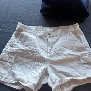 Jättefina beiga shorts från calvin Klein 