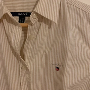 Gantskjorta slim strl 38 beige/vit - Strl 38, fint skick, beige/vit randig.
