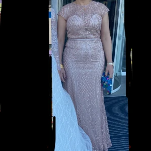 Klänning  - Säljer min fina klänning som jag har köpt ifrån butiken pink and purple, har använt klänning endast  i några få timmar och inga alls skador finns på klänningen. Klänningen är i storlek M.