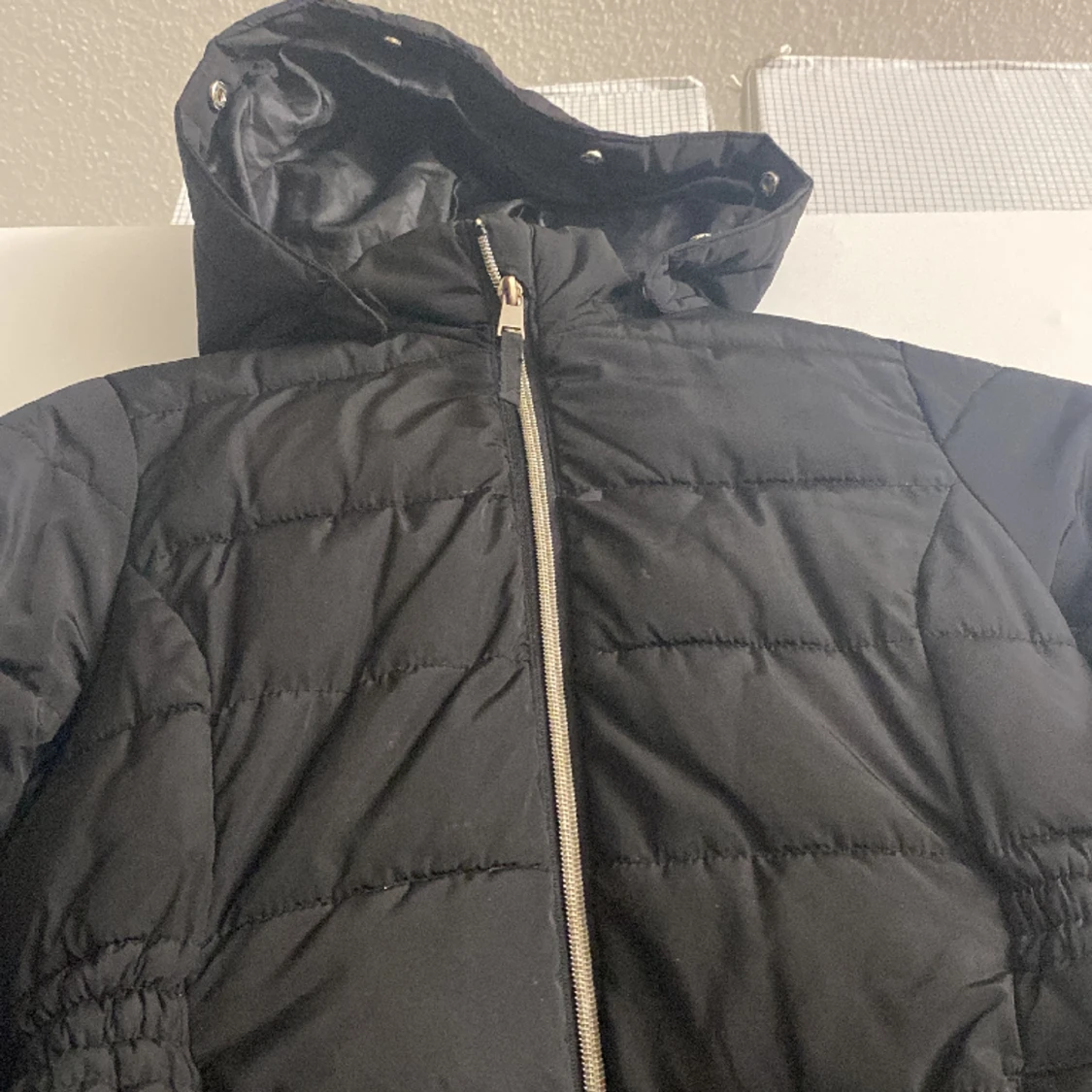 En svart tjock jacka som värmer - 90