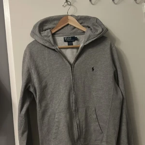 Polo Ralph Lauren Zip up - Säljer min polo zip up som jag inte använder den är i storlek S men passar även M. Dragkedjan har gått av men den går att dra upp och ner som vanligt. Skriv gärna för frågor