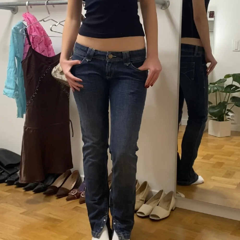 Mörkblåa lågmidjade jeans från Roxy. Står slim fit på dem men sitter betydligt mer straight som ni ser på bilderna. Midjemått 40 cm, ytterbenslängd 100 cm och innerbenslängd 82 cm. Står w29 på lappen.🖤. Jeans & Byxor.